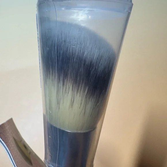 It Cosmetics Silver Cheek #227 Makeup Brush for Precision Application NWT - Picture 3 of 6